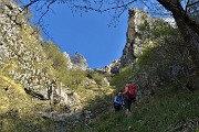 26 'Pass-Canal Catif', incassato tra pareti rocciose e 'vigilato' dalla guglia affilata della Corna Torella. 